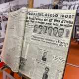 ..., notiamo le pagine ingiallite della Gazzetta del Mezzogiorno donate dal 90enne tifoso Gennaro Sibilano. Le copie risalgono agli anni 50 e 60 e nonostante il passare del tempo � possibile leggere ancora perfettamente titoli quali �I biancorossi vittoriosi a Ferrara�